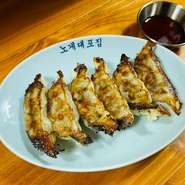 国産の豚ミンチに新鮮なニラや玉ねぎを合わせ、爽やかな辛さの青唐辛子をたっぷりと。口に入れた途端に襲ってくる刺激と旨みに圧倒される、激辛好きにはたまらない一品。思わずビールが進みます。