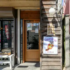 木の扉を入ると目の前に階段。軽い足取りで2階へどうぞ
