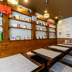 木の素材がふんだんに使われた内が、居心地の良さを演出