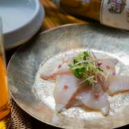 宮崎県産を中心とした良質な食材を、シンプルなスタイルで満喫できる鉄板料理が自慢のお店。季節の食材を使った当日のオススメメニューも多数あり、何度でも足を運びたくなります。
