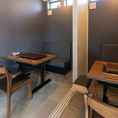 プライベートな鉄板台付き個室は、2名～8名で利用可