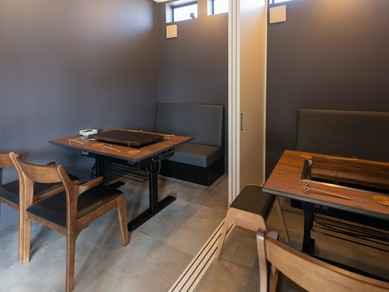 プライベートな鉄板台付き個室は、2名〜8名で利用可
