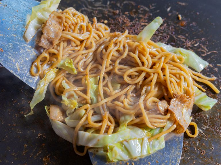 特製麺とソースが絡む『豚ヤキソバ』