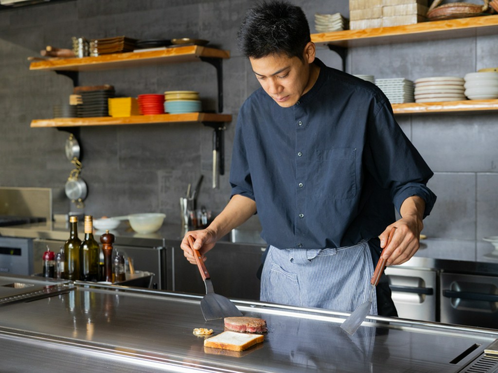 お客様を目の前で楽しませることも鉄板焼きの醍醐味