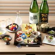 日本酒10銘柄を含む大満足の飲み放題プラン。
全7品の会席と日本酒10種を含む豪華飲み放題付きプラン
