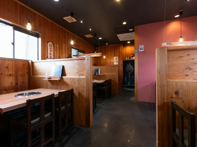 広々としたテーブル席は、幅広いニーズに対応可能