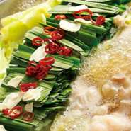 旨みたっぷりの博多名物もつ鍋〈醤油〉。濃厚なスープと新鮮な具材が絶妙なハーモニー。絶品の味わいをご堪能ください。