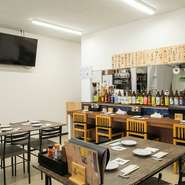 店内にはカウンター席も設けられており、一人でも気軽に来店できます。スタッフのあたたかい対応が、居心地良く感じられるポイント。仕事終わりに立ち寄れば、おいしい料理でその日の疲れも癒されるでしょう。