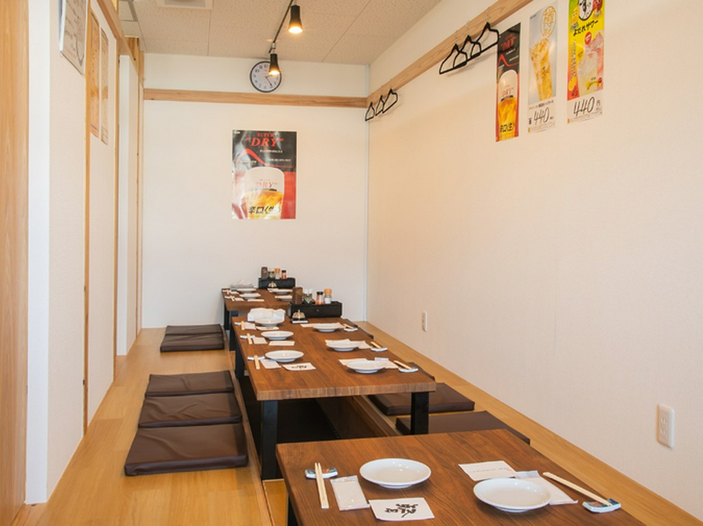 仲間と乾杯！絶品料理を囲めば、自然と笑顔があふれる