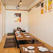 広めの座敷席は、宴会にもぴったり。スープからこだわった『もつ鍋』や、定番メニューの『焼鳥』など、おいしい料理が盛りだくさんのコースもあります。気心知れた仲間と、ぜひ。