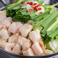 大ぶりにカットされたもつは、精肉店で厳選された国産和牛の小腸。醤油ベースの完全オリジナルスープは、あっさりとしつつもコクと深みがあり、最後の一滴まで飲み干せるおいしさです。（写真は2人前）