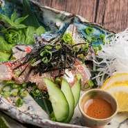 神経締めのみを施し、活きた状態で毎日仕入れる五島産のサバ。高級料亭でも扱われるような、味も鮮度も抜群のサバは、はじける食感と弾力が特徴です。一度食べると忘れられない鮮度と旨みを、ぜひ一度堪能して。