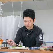 店名が示すとおり、誰にとっても肩ひじ張らず、ゆったりとくつろげる場所を提供することが店主のポリシー。ゲストもスタッフも、みんなが幸せになれるような循環をつくり上げることを目指しているそうです。