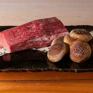 黒毛和牛雌牛のヒレ肉と岩手県産ふくよ香。共に同店のスペシャリテのために用意した食材で、共にコースの前半に登場。それ故、サシが少なめで食後感の軽い牛肉を選び、椎茸は薪の薫香がよく乗るものを用意した