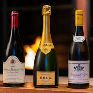 広いワインセラーには『クリュツグ』を始めとする極上シャンパーニュから『シャンポールミュジニー』、『ムルソー・プルミエ・クリュ』などブルゴーニュを中心に銘醸ワインがずらりと並ぶ。