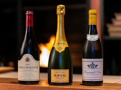 立派なセラーには、グランヴァンなど銘醸ワインがずらりと並ぶ