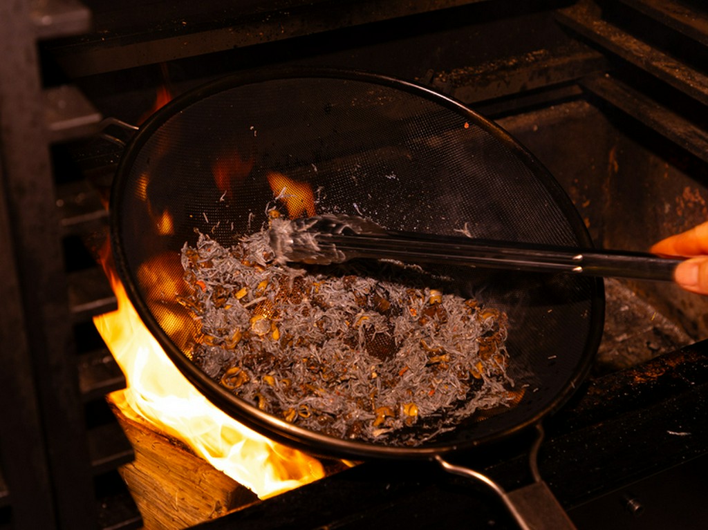 炎に翳して薫香を纏わす。その手法も豪快かつユニーク