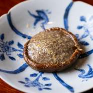 岩手県産ふくよ香を使った薫香溢れる薪焼き椎茸は同店の名刺代わりとも言える逸品。新店では発酵椎茸のペーストを傘の内側に詰め、香ばしさに加え旨みをより凝縮。発酵椎茸は椎茸と塩を真空にして1週間寝かして作る