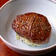 これを目当てに訪れる常連客も多い開店当初からのスペシャリテ。新店では味付けを更に一工夫。これまでの土佐醤油に、玉ねぎと醤を混ぜて発酵させた玉ねぎ醤を合わせたタレをかけている。山菜入りの餅米ともよく合う