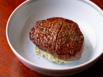 シルキーな口当たりに陶然となる『黒毛和牛ヒレ肉の飯蒸し』は不動のシグネチャーメニュー