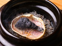 旬の食材と薪とのダイナミックなマリアージ ュ。薪焼き和食ならではの土鍋ご飯を満喫したい