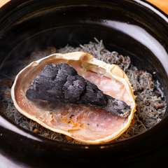 旬の食材と薪とのダイナミックなマリアージ ュ。薪焼き和食ならではの土鍋ご飯を満喫したい