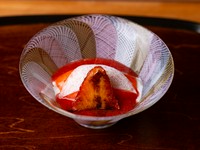 一口食べれば、口中に薫香が広がるアイスクリームは、薪火に翳して温めた牛乳を使えばこそ。そこにカソナードをまぶして軽くキャラメリゼした苺とフレッシュな苺ソース、そして求肥を合わせ苺大福風に仕立てている。