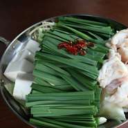 フレンチの料理人が手掛ける「あごだしスープ」のモツ鍋です。
醤油味と味噌味の２種類をご用意しております。
