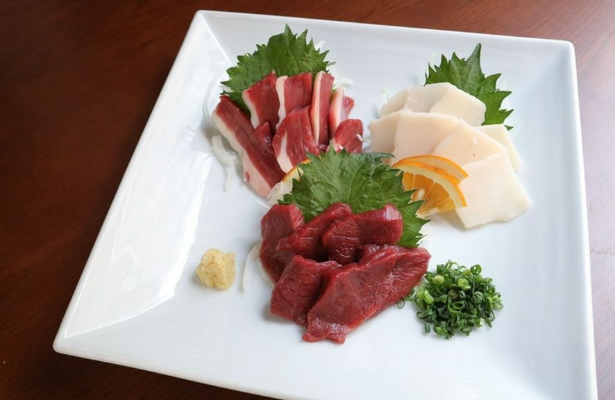 馬刺し盛合せ　(福岡県産)