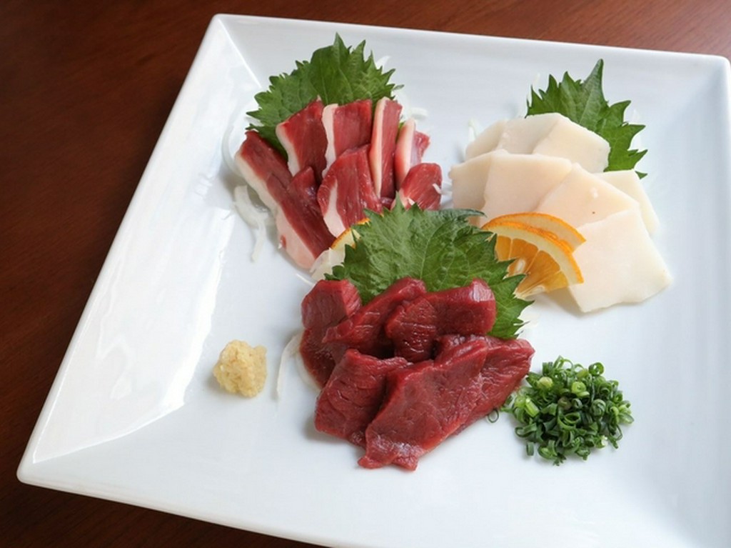 馬刺し盛合せ　(福岡県産)