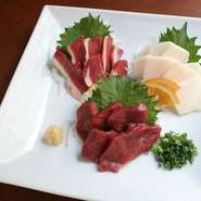 福岡県産馬刺しの盛合せです。高たんぱく低カロリーの赤身肉、希少部位のフタエゴ、コラーゲンたっぷりのコウネ(タテガミ)の３種盛となっております。
