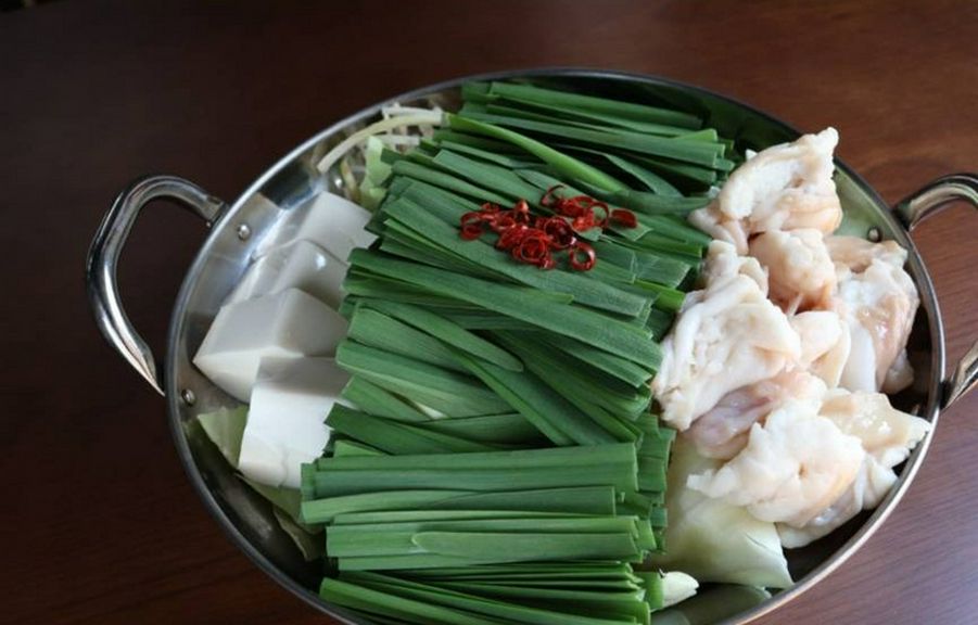 フレンチの料理人が手掛けるニンニク不使用のあごだしモツ鍋
