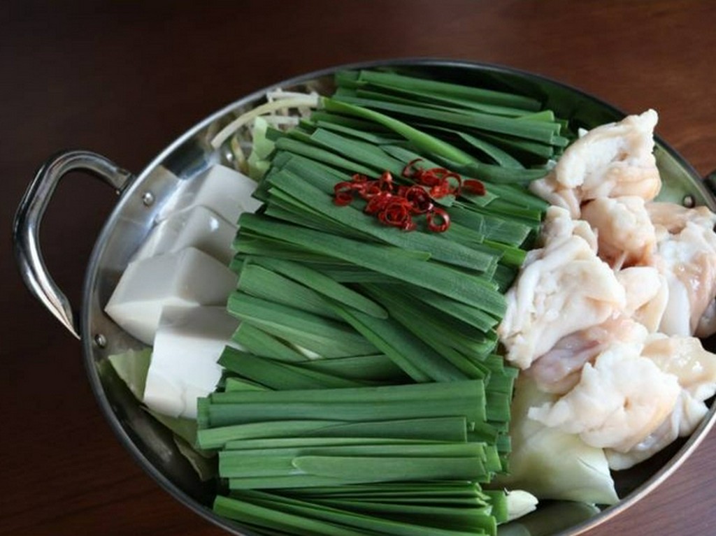 フレンチの料理人が手掛けるニンニク不使用のあごだしモツ鍋