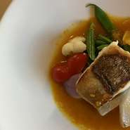5時間かけてつくる濃厚な魚介のスープに、玄海産の鮮魚を合わせます。魚介の旨みが口いっぱいに広がり、ふっくらと火入れした鮮魚がお互いのおいしさを引き立てます。