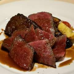 優れた肉質と旨みを味わう『特選黒毛和牛のステーキ　マデラ酒のソース』