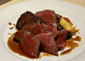 優れた肉質と旨みを味わう『特選黒毛和牛のステーキ　マデラ酒のソース』
