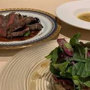 前菜3品に加え、魚料理＆肉料理がセットになったボリュームたっぷりのプランです。特に決まったメニューはなく、その時々の食材やゲストと相談してからコースの内容をつくってくれます。