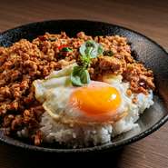 タイでチェーン展開をしているレストラン【KHIANG】が、日本に初出店。「タイ屋台料理の王様」をコンセプトに、『ガパオ』や『パッタイ』など、本国のレシピを忠実に再現した料理を提供しています。