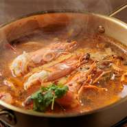 世界三大スープの一つと評される『トムヤムクン』。大きな海老3尾を使用し、本場の味付けで調理しています。濃厚なスープに頭付きの大海老が絶妙な旨みを添え、そのおいしさにご飯を入れたくなること間違いなし。