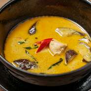 タイ本国から取り寄せたグリーンペーストを使用。低温調理で柔らかく仕上げた鶏ささみの食感がたまりません。香り高いグリーンカレーのスープが口の中いっぱいに広がります。