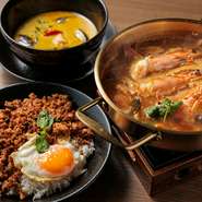 【KHIANG】の料理には、スパイシーでアクセントの効いた味わいを生み出すことができる、タイ産の生唐辛子が欠かせません。ピリッとした辛さと爽やかな風味は、肉料理と抜群の相性を誇ります。