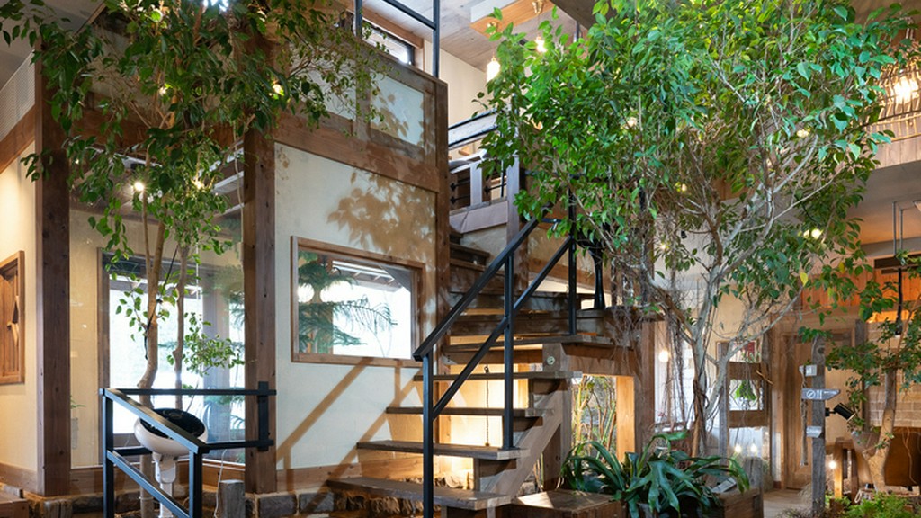 木目調のインテリアで統一。緑に囲まれ、心も身体もリフレッシュ