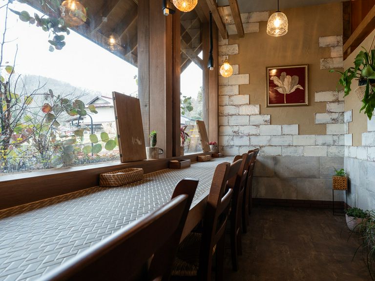 外を眺めながら、自分のペースで過ごす。心和むカウンター席