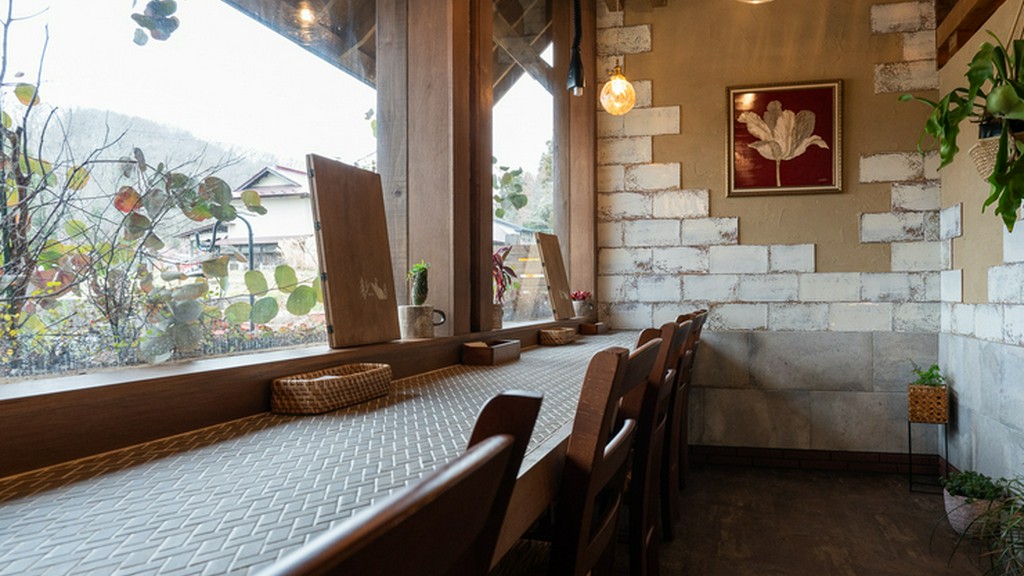 外を眺めながら、自分のペースで過ごす。心和むカウンター席