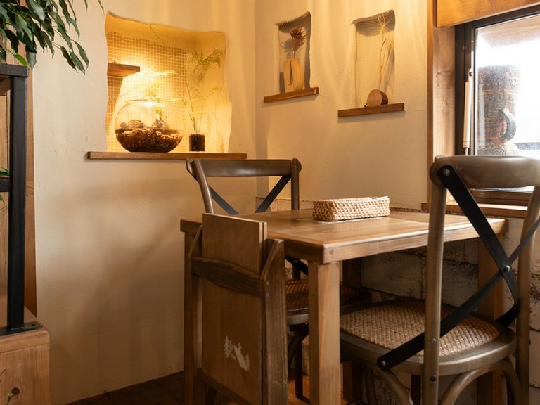 スタイリッシュでナチュラルな空間。恋人と二人だけの時間を