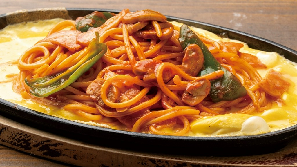 懐かしい下町風のナポリタン。アツアツの鉄板で提供されるオススメメニュー『鉄板オムナポリタン』