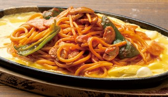 懐かしい下町風のナポリタン。アツアツの鉄板で提供されるオススメメニュー『鉄板オムナポリタン』