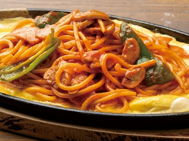 懐かしい下町風のナポリタン。アツアツの鉄板で提供されるオススメメニュー『鉄板オムナポリタン』