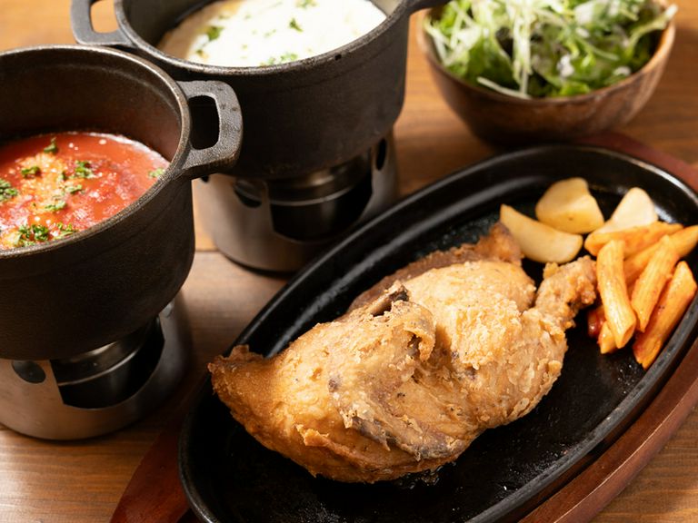 ソースが選べる。ジューシーな鶏肉とパリパリの鶏皮がたまらない一品『丸鶏半身唐揚げ』