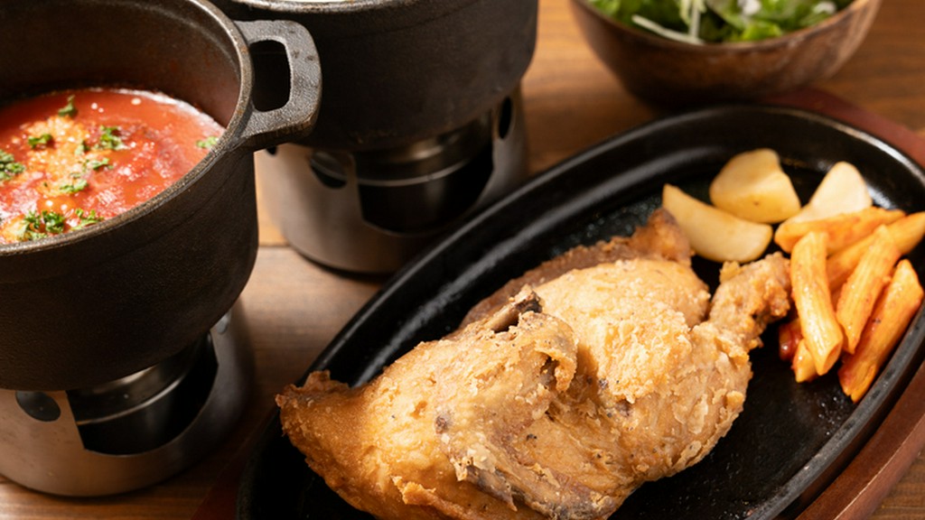 ソースが選べる。ジューシーな鶏肉とパリパリの鶏皮がたまらない一品『丸鶏半身唐揚げ』